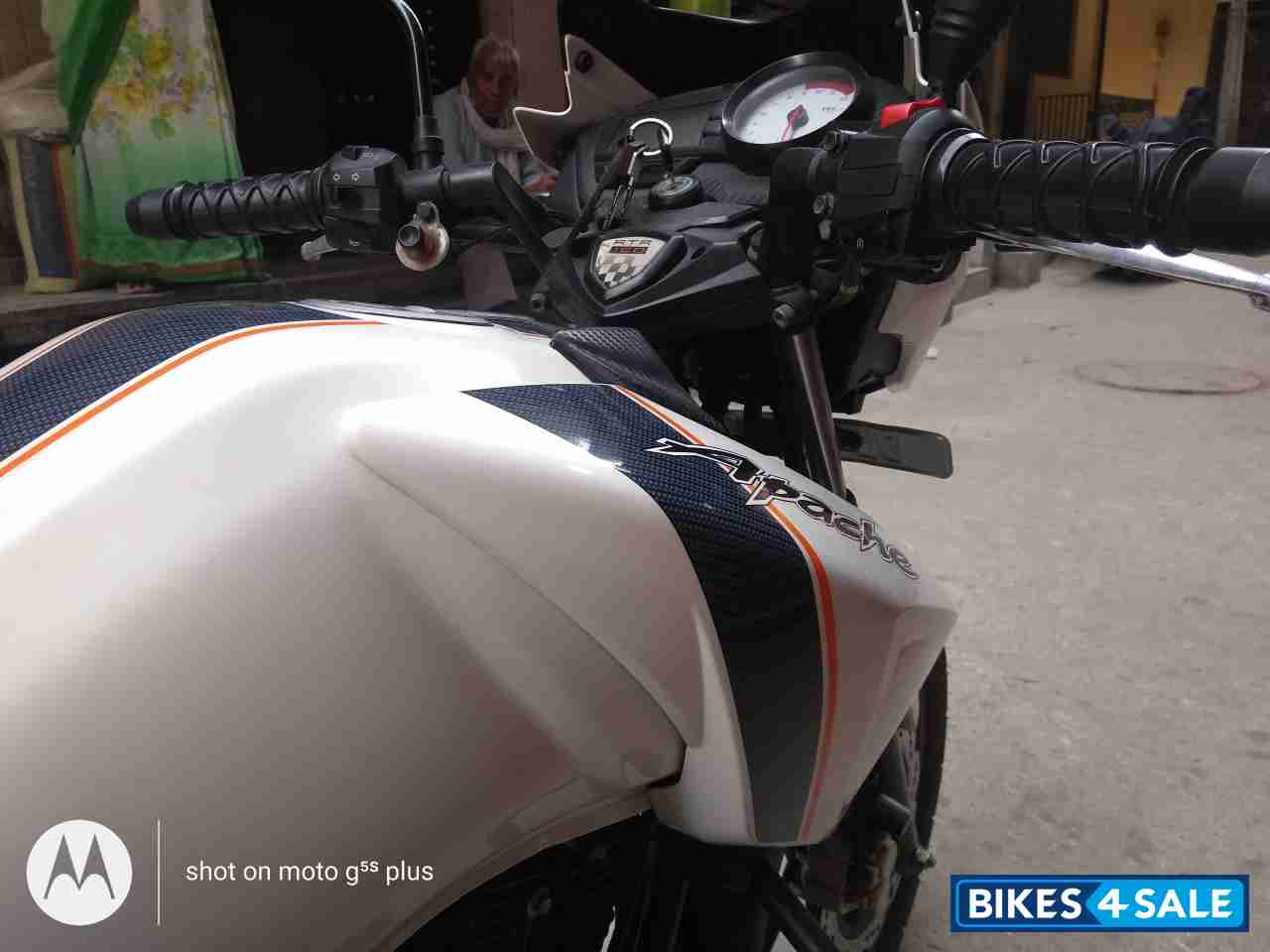 White TVS Apache RTR 160