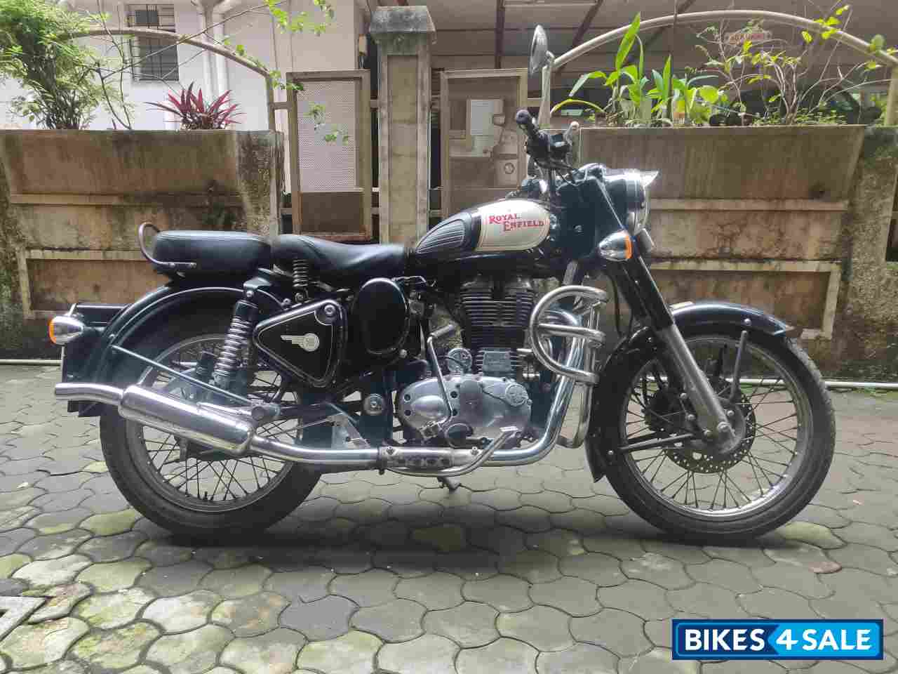 Black Royal Enfield Classic 500