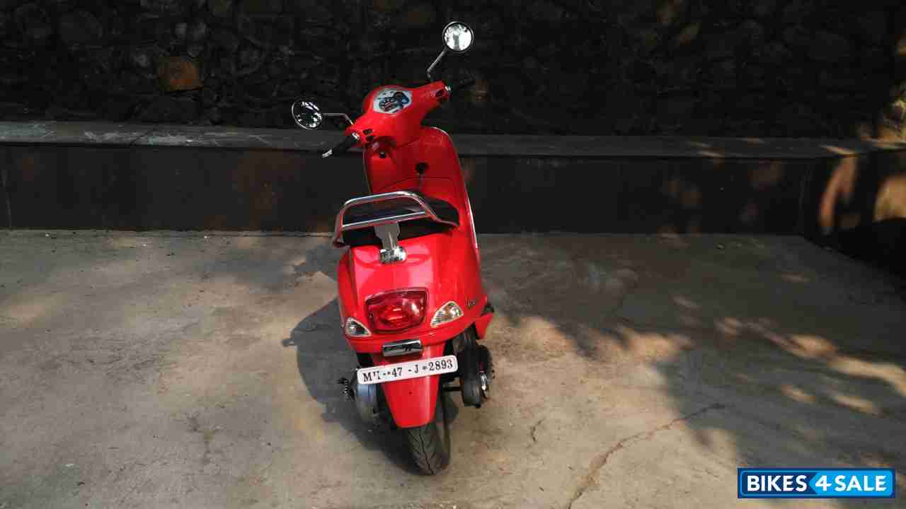 Red Vespa VX 125