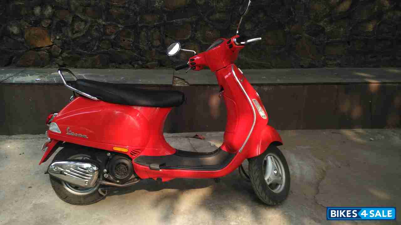 Red Vespa VX 125