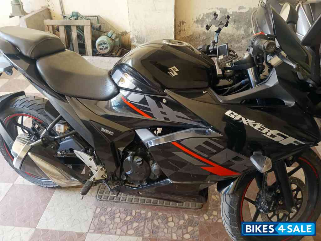 Black Suzuki Gixxer SF