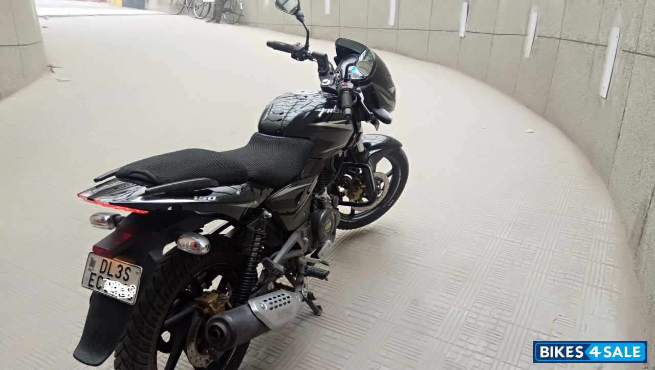 Black Bajaj Pulsar 150 Twin Disc Black Bajaj Pulsar 150 Twin Disc