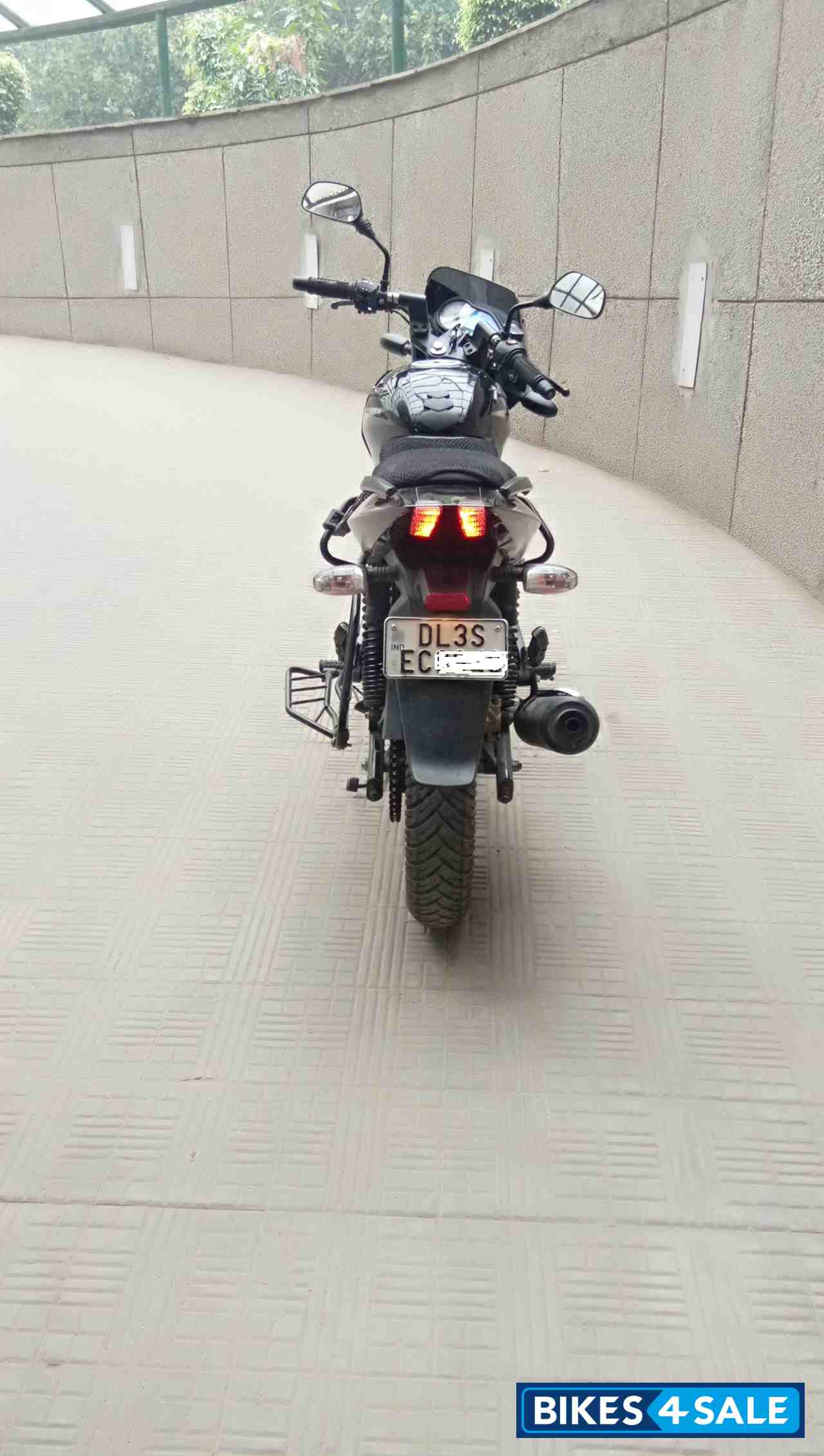 Black Bajaj Pulsar 150 Twin Disc Black Bajaj Pulsar 150 Twin Disc