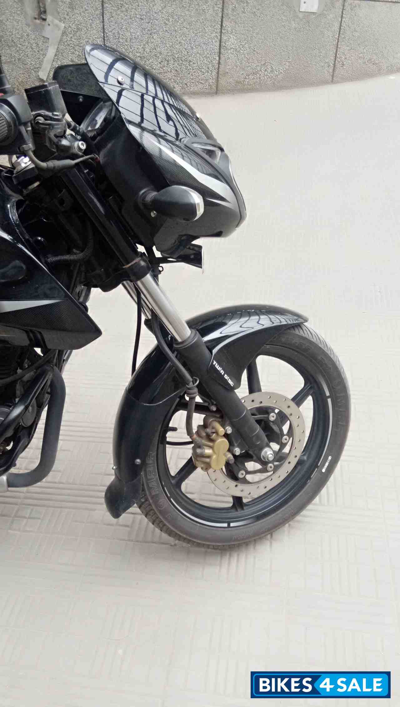 Black Bajaj Pulsar 150 Twin Disc Black Bajaj Pulsar 150 Twin Disc