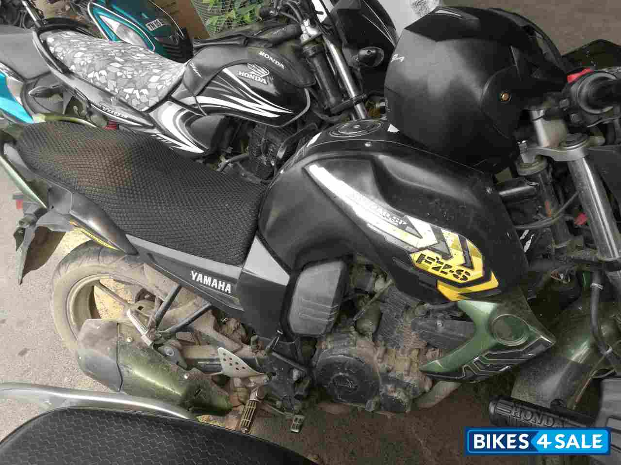Battle Green Yamaha FZ-S