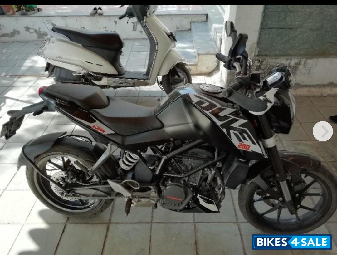 Black KTM Duke 200