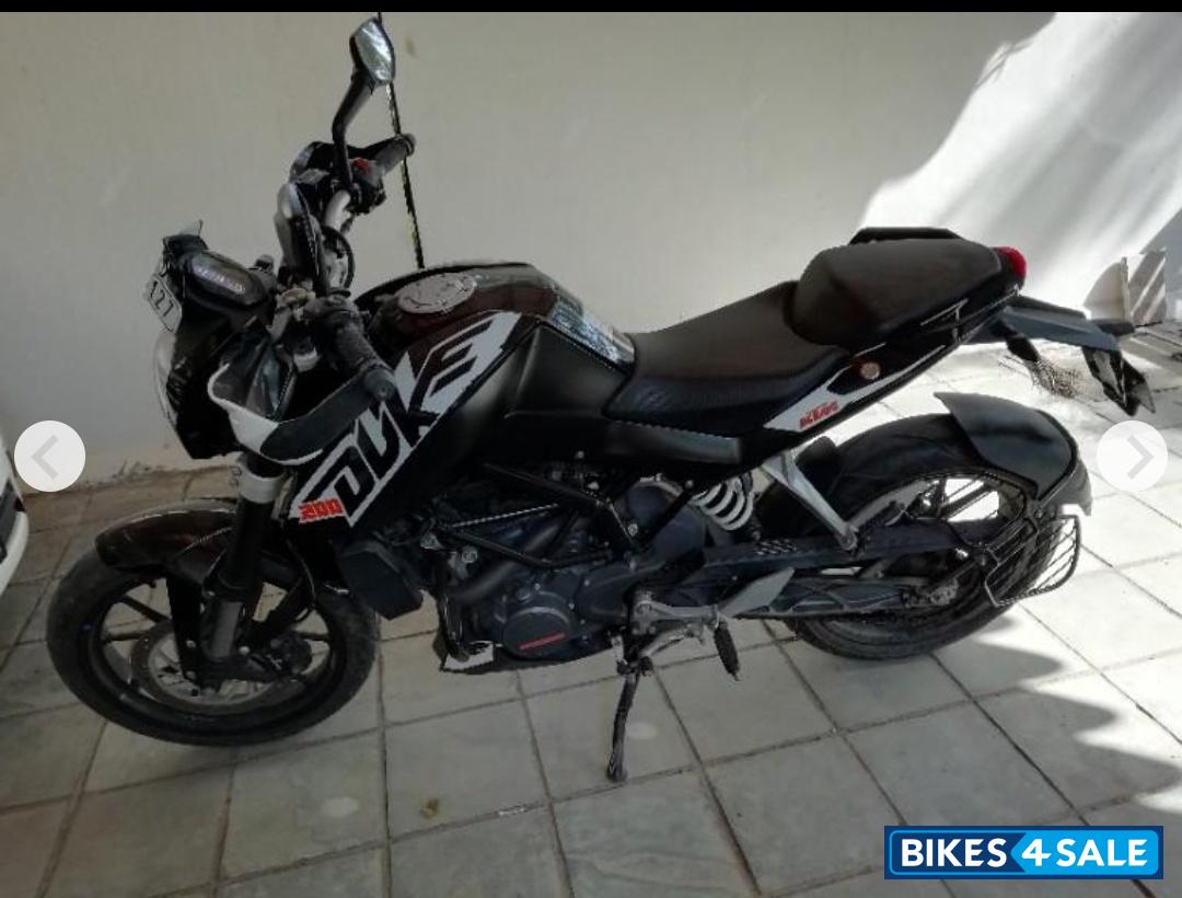 Black KTM Duke 200