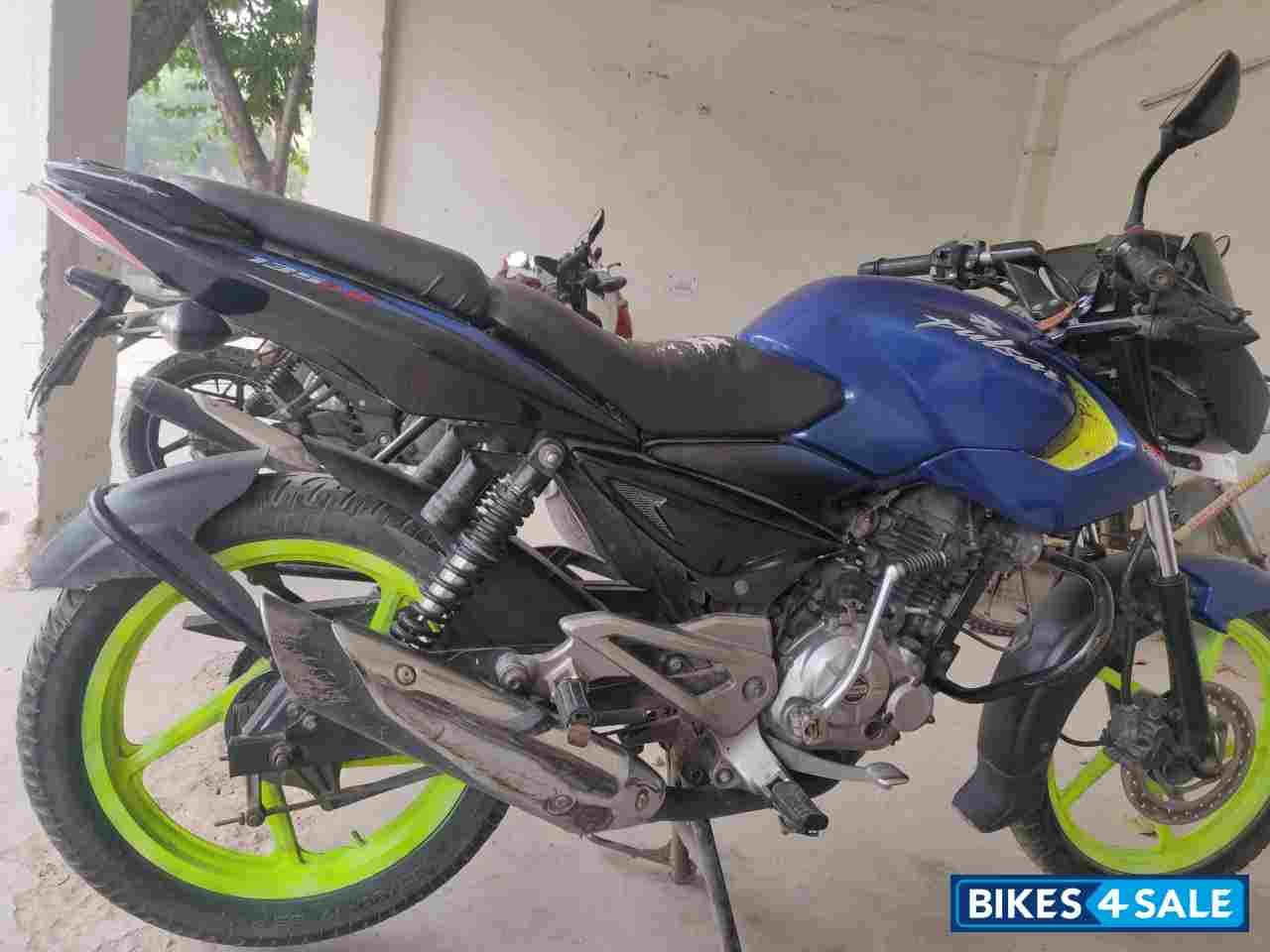 Metalic Blue Bajaj Pulsar 135LS