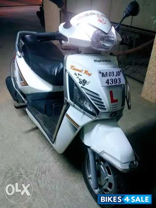 White Mahindra Gusto