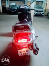 White Mahindra Gusto