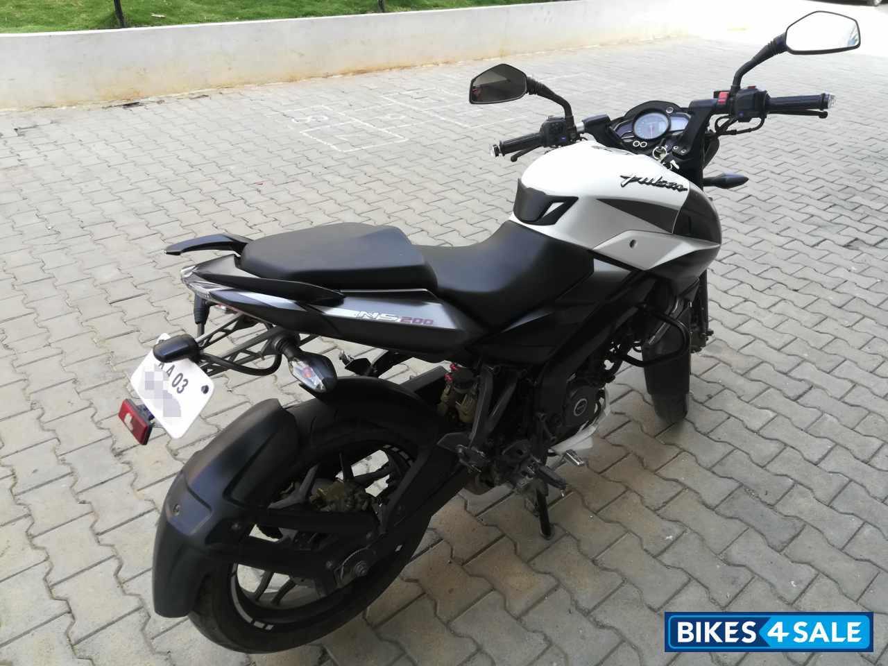 White Bajaj Pulsar 200 NS