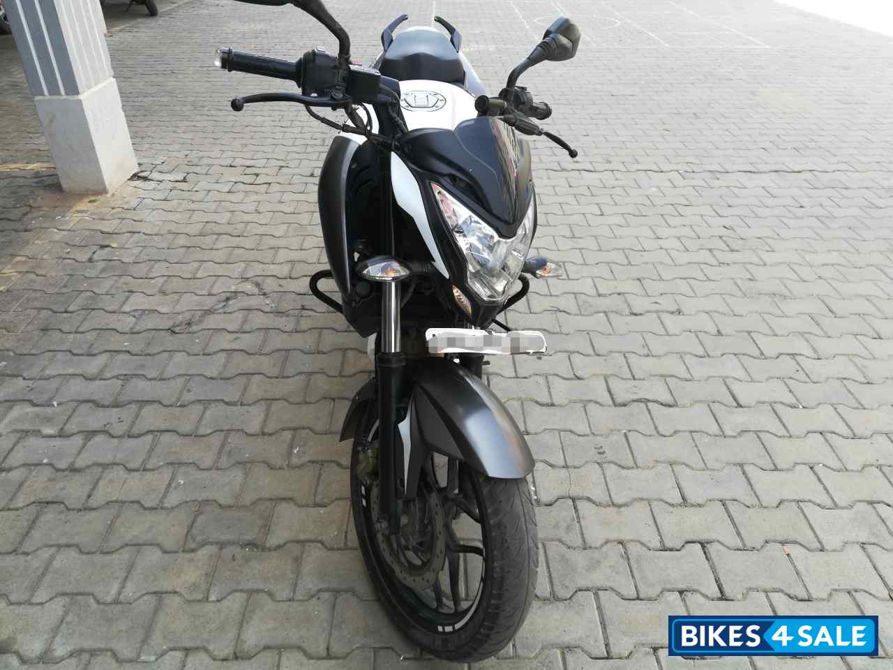 White Bajaj Pulsar 200 NS