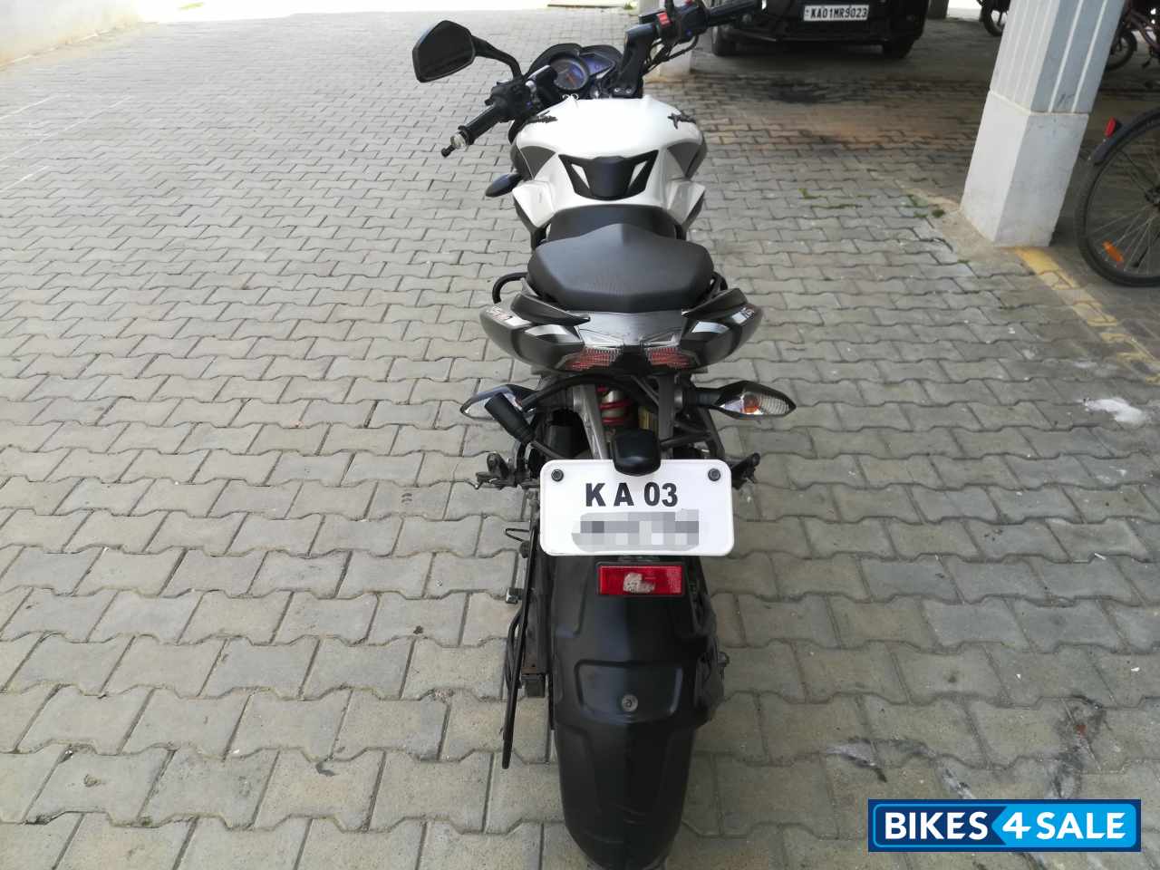 White Bajaj Pulsar 200 NS