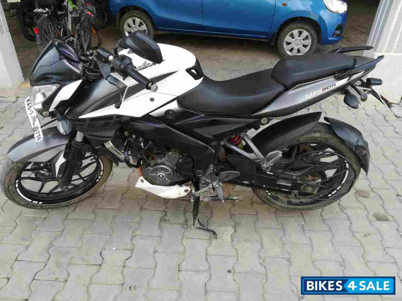 White Bajaj Pulsar 200 NS