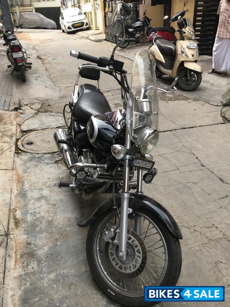 Black Bajaj Avenger 220 DTS-i