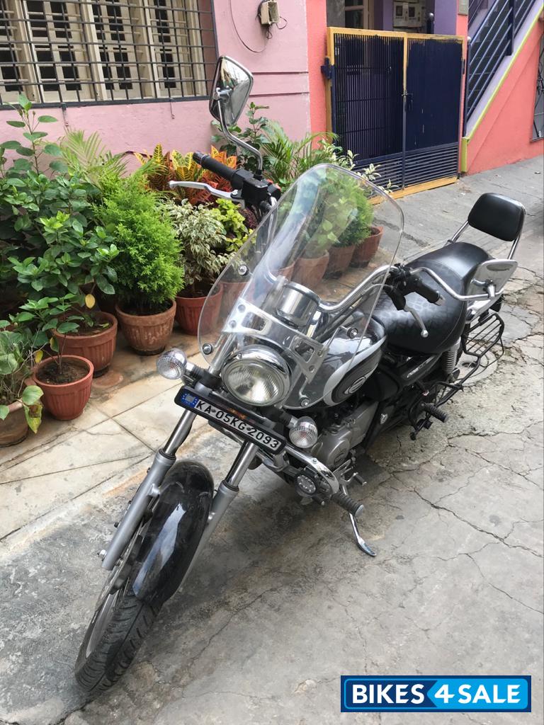 Black Bajaj Avenger 220 DTS-i