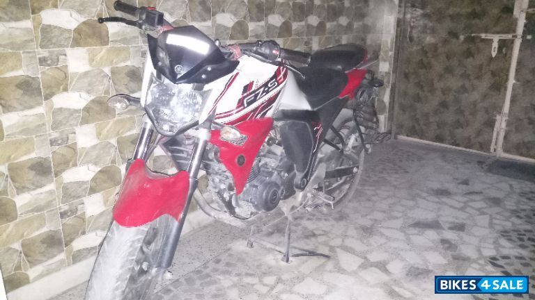 White And Red Yamaha FZ FI V2