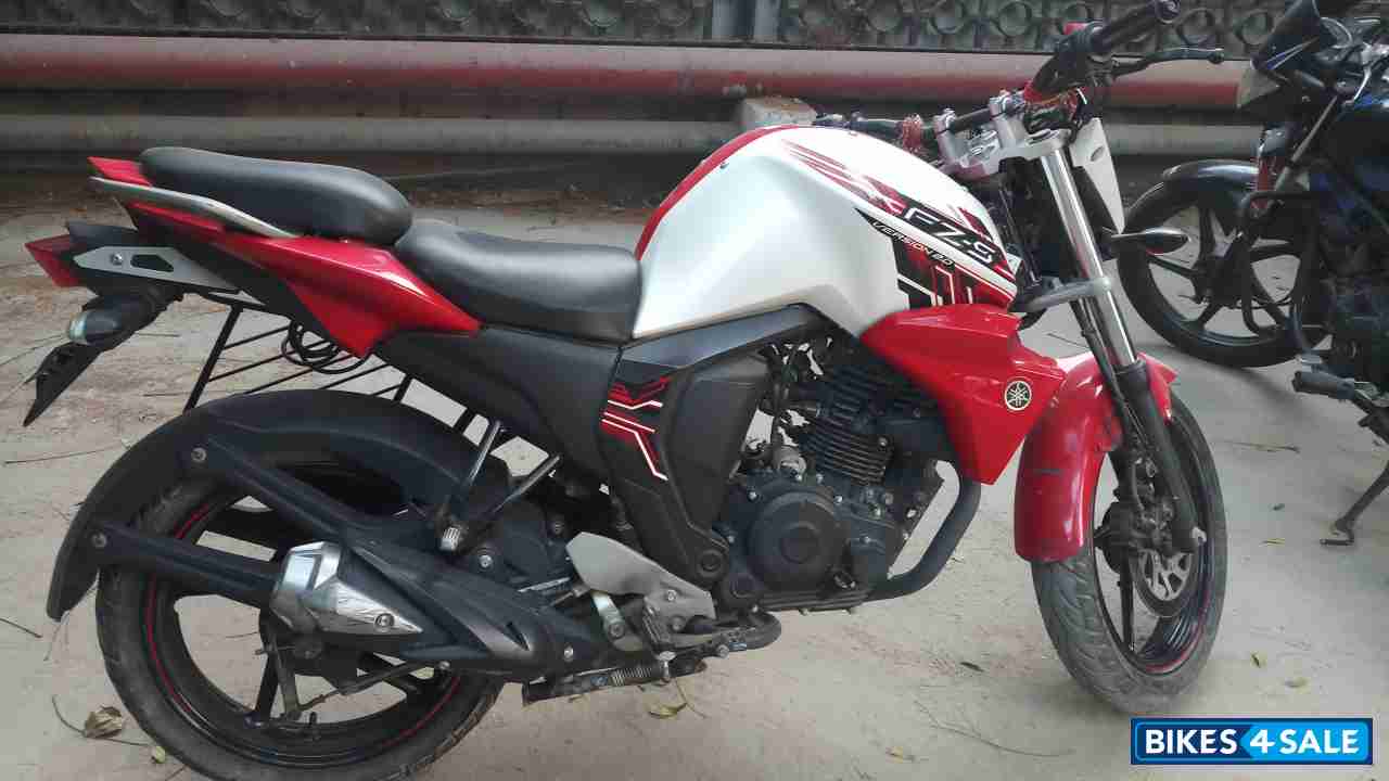 White And Red Yamaha FZ FI V2
