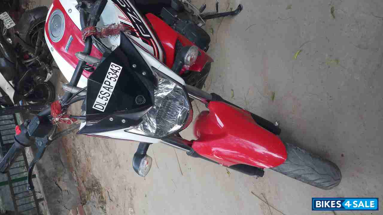 White And Red Yamaha FZ FI V2
