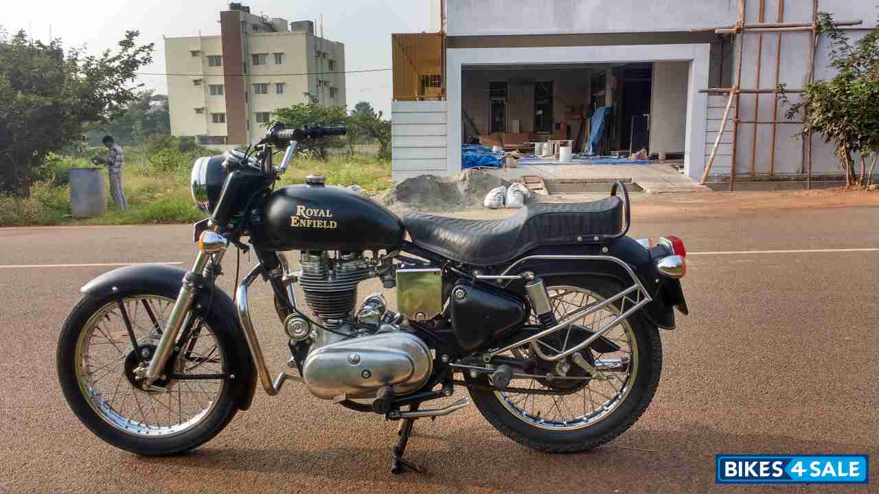 Black Royal Enfield Bullet Standard 350