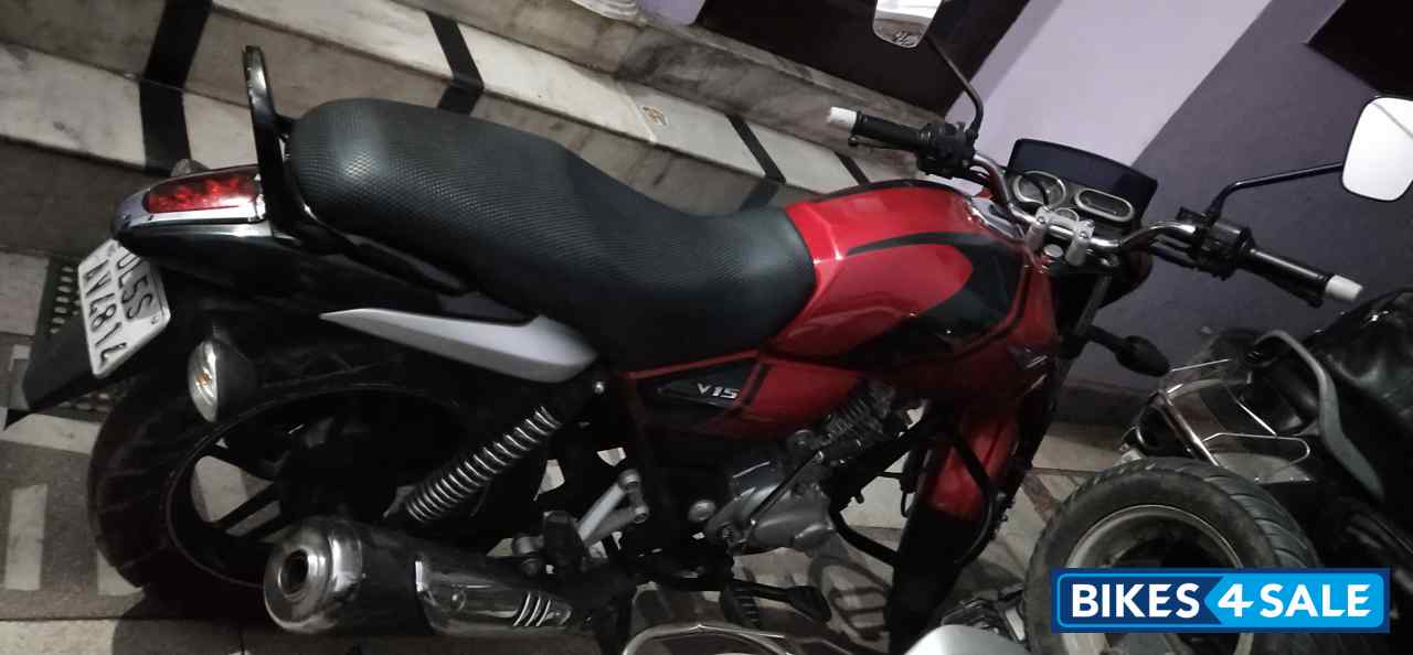 Bajaj V15