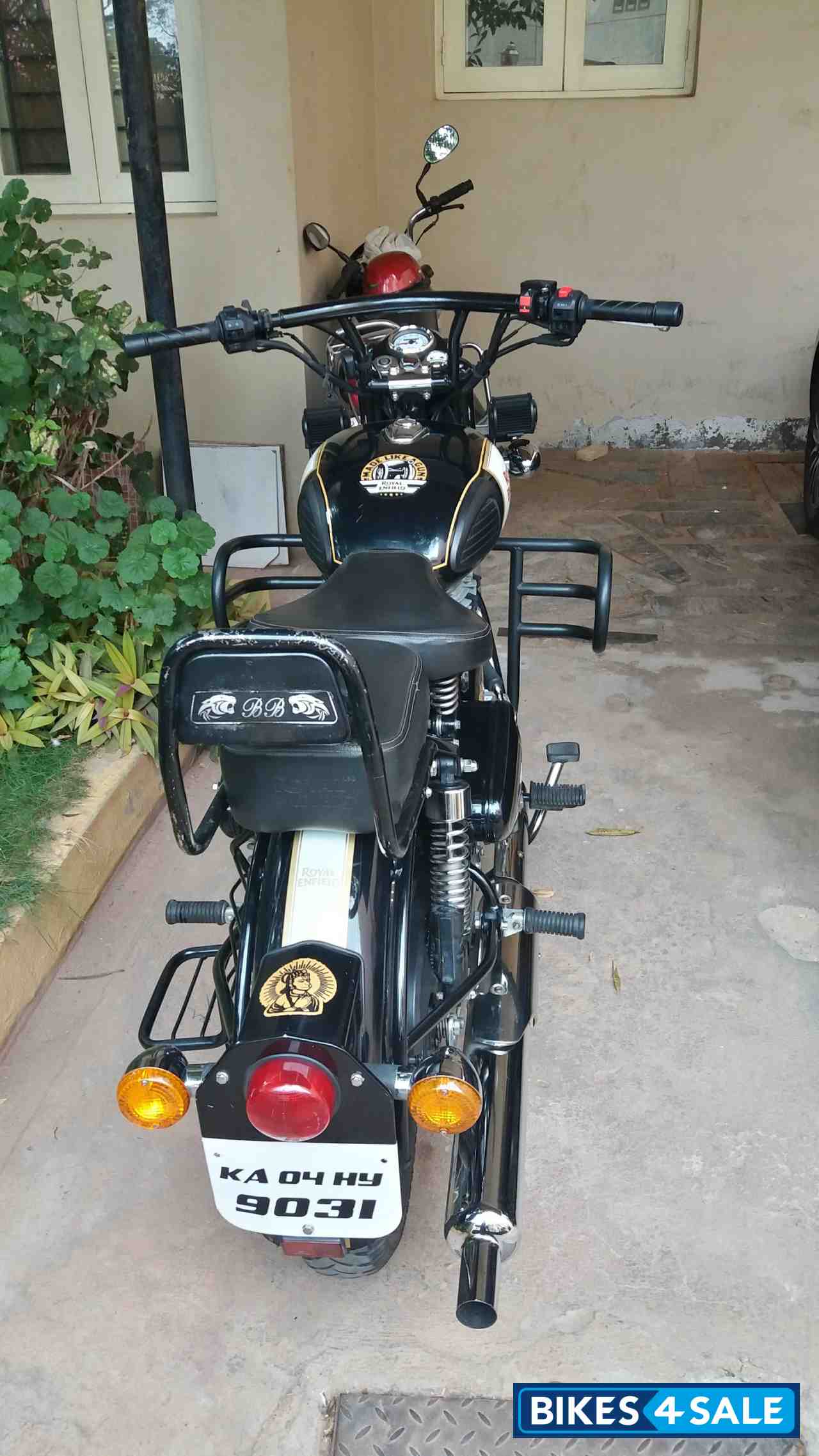 Black Royal Enfield Classic 500