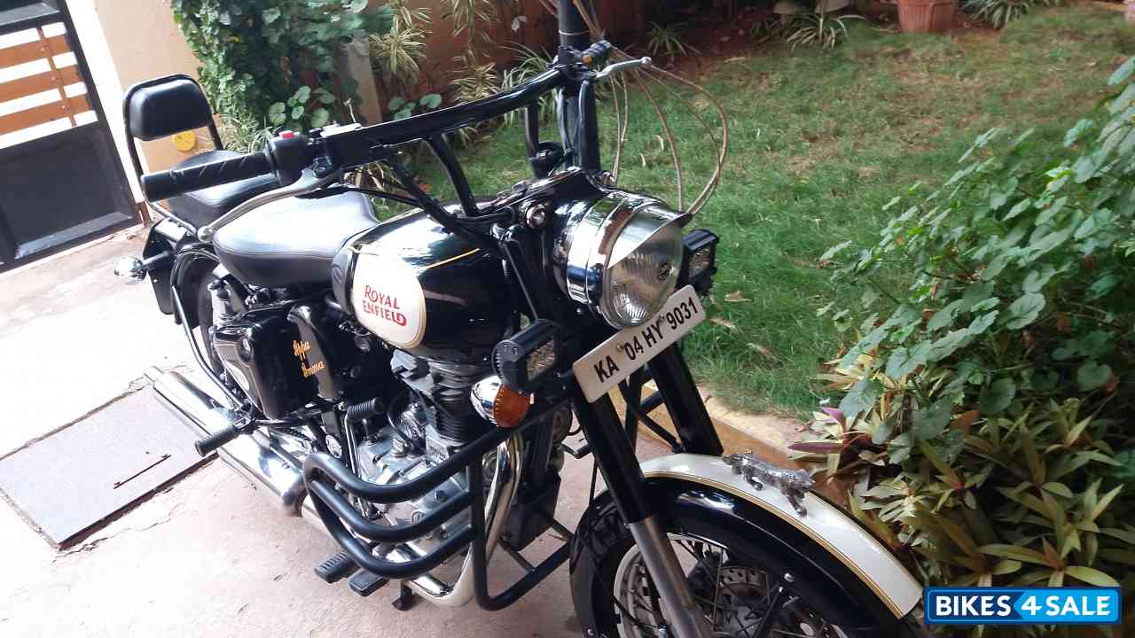 Black Royal Enfield Classic 500