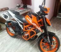 Orange/black KTM Duke 390