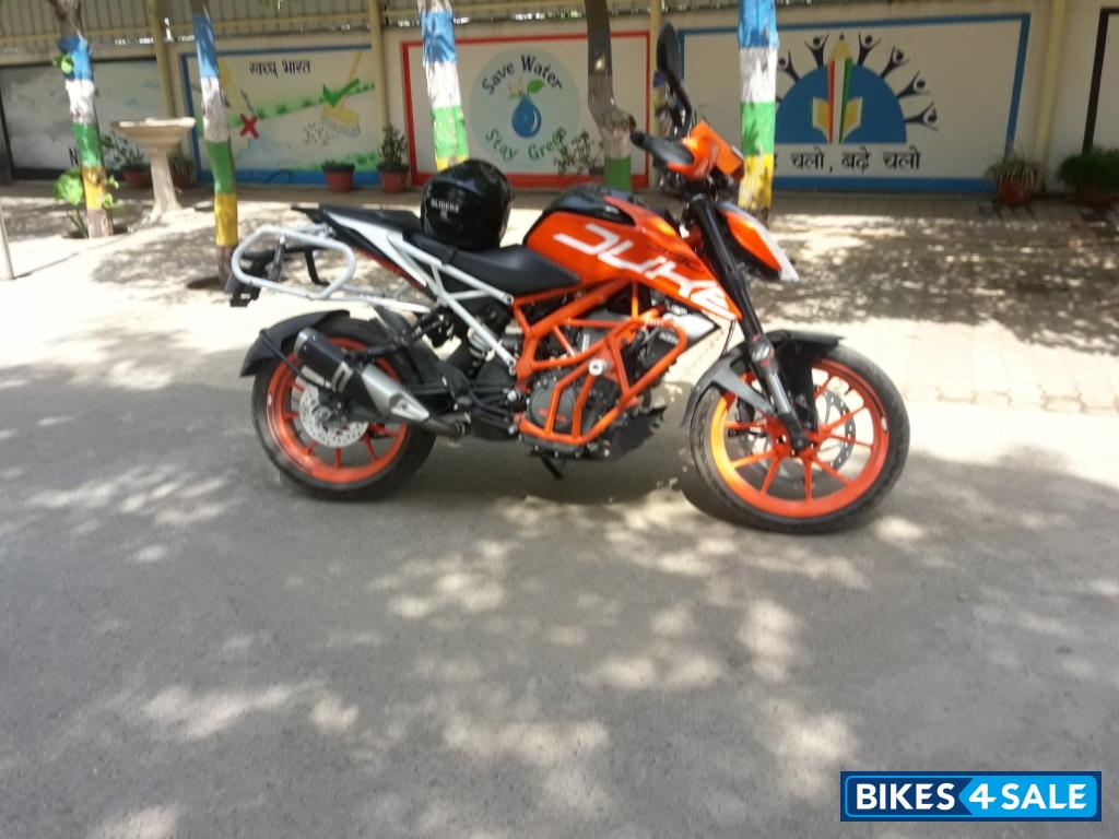 Orange/black KTM Duke 390