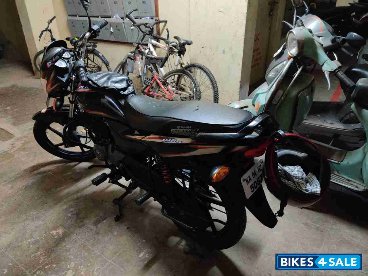 Black Bajaj Platina 100 ES