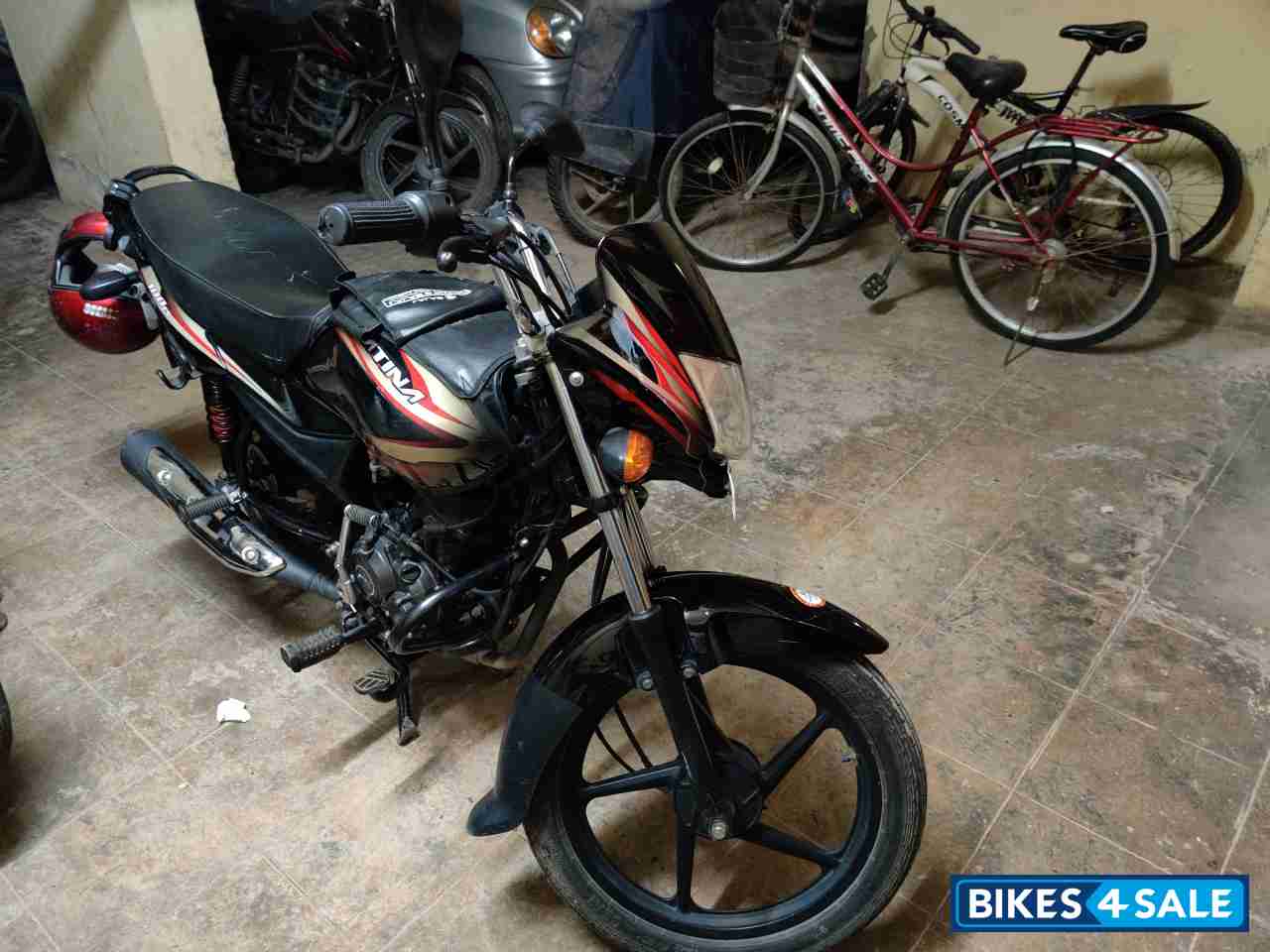 Black Bajaj Platina 100 ES