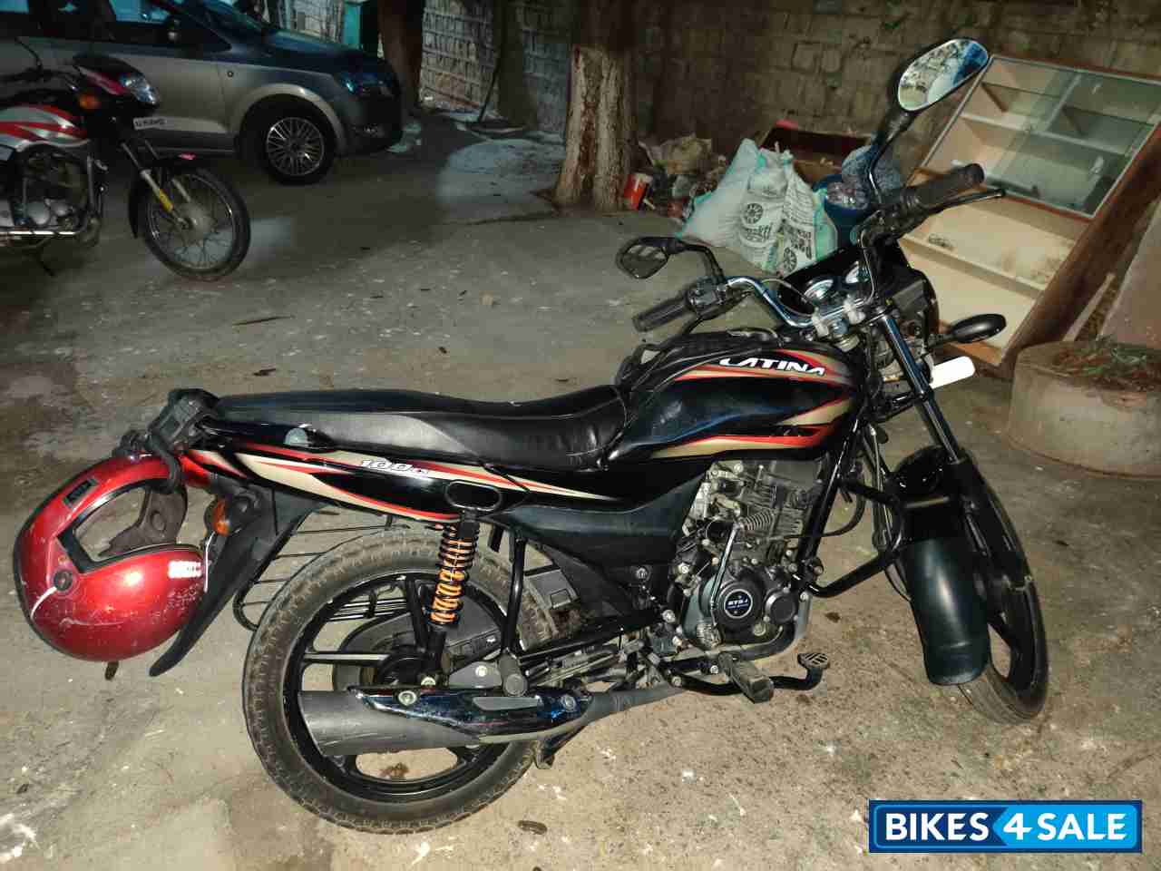 Black Bajaj Platina 100 ES