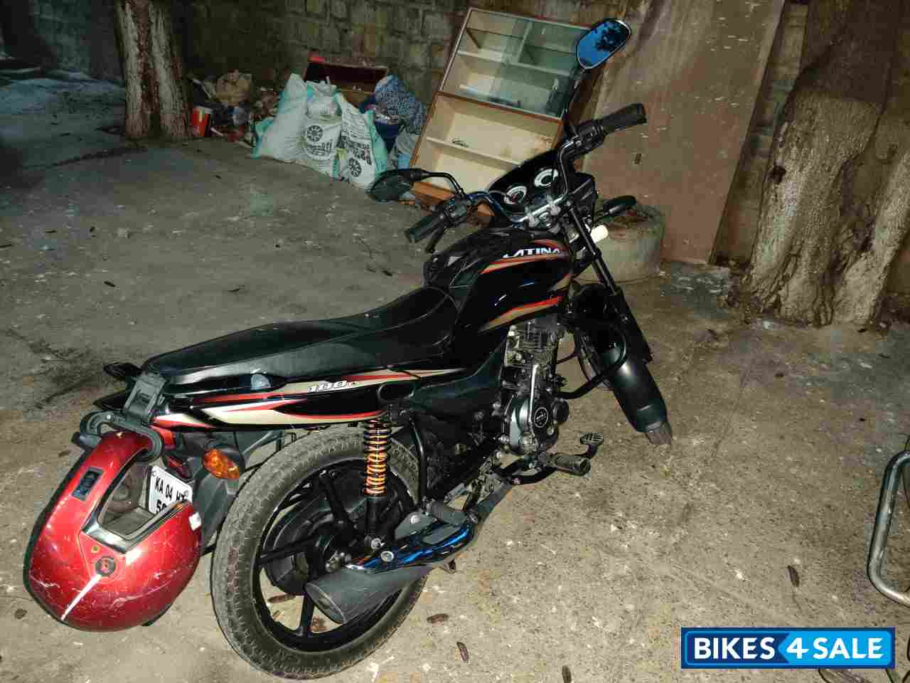 Black Bajaj Platina 100 ES