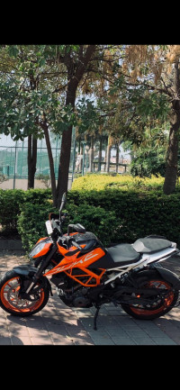 Orange KTM Duke 390