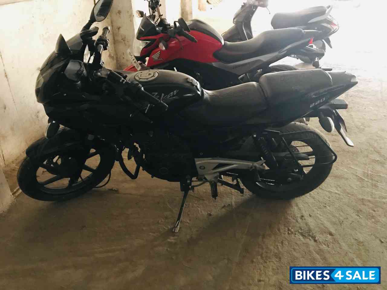 Bajaj Pulsar 220 DTSFi Bajaj Pulsar 220 DTSFi