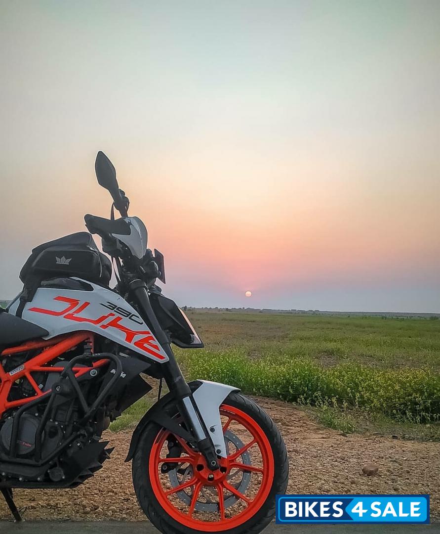 White KTM Duke 390 White KTM Duke 390