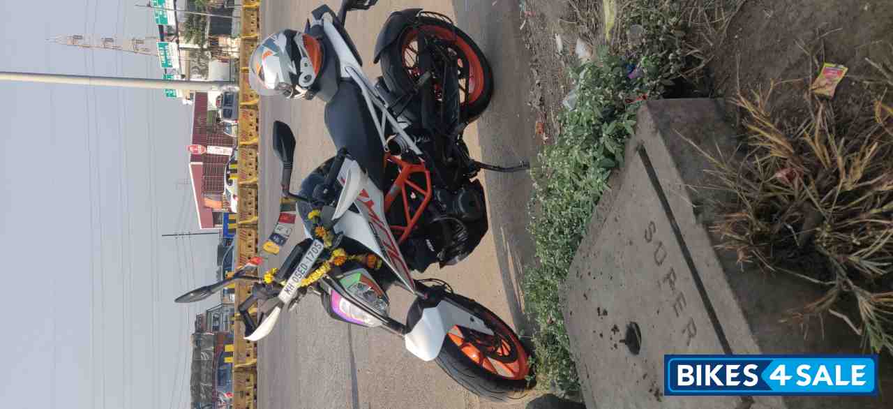 White KTM Duke 390 White KTM Duke 390