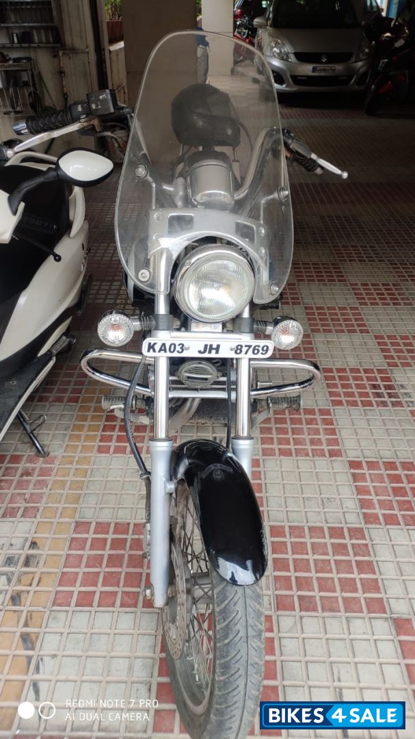 Black Bajaj Avenger Cruise 220