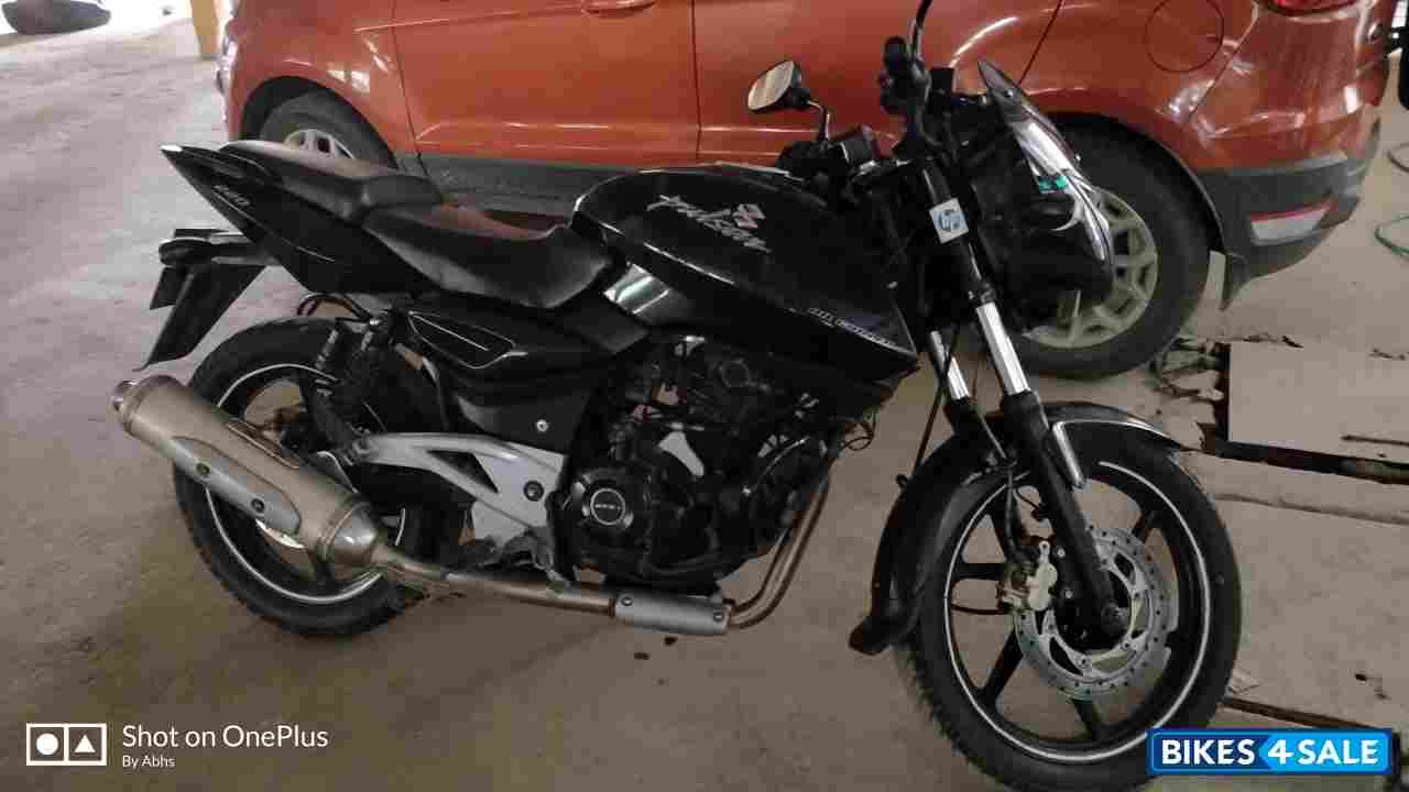 Black Bajaj Pulsar 220 DTSi Black Bajaj Pulsar 220 DTSi