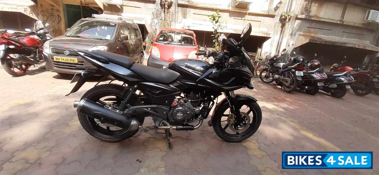 Black Bajaj Pulsar 220 DTSFi