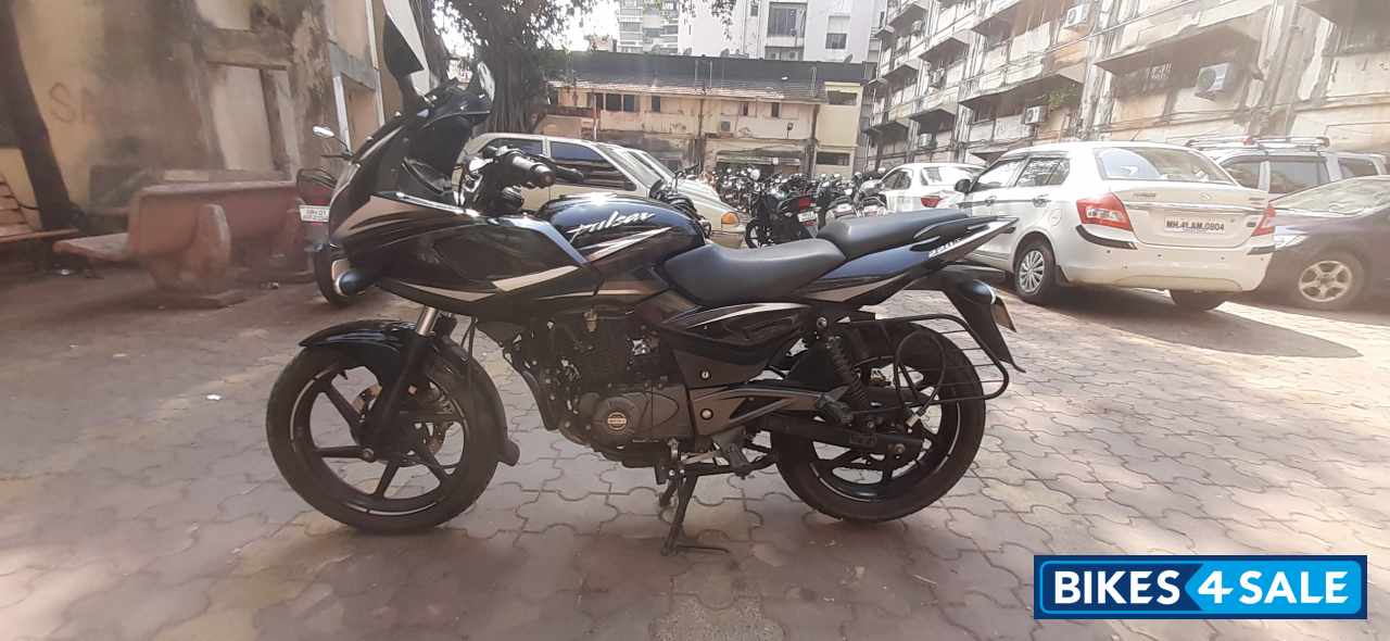 Black Bajaj Pulsar 220 DTSFi