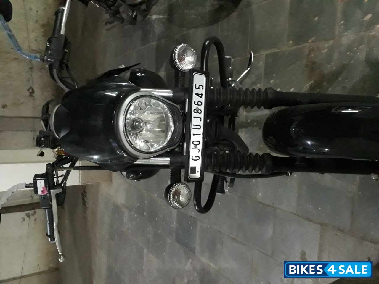Black Bajaj Avenger 180 DTS-i