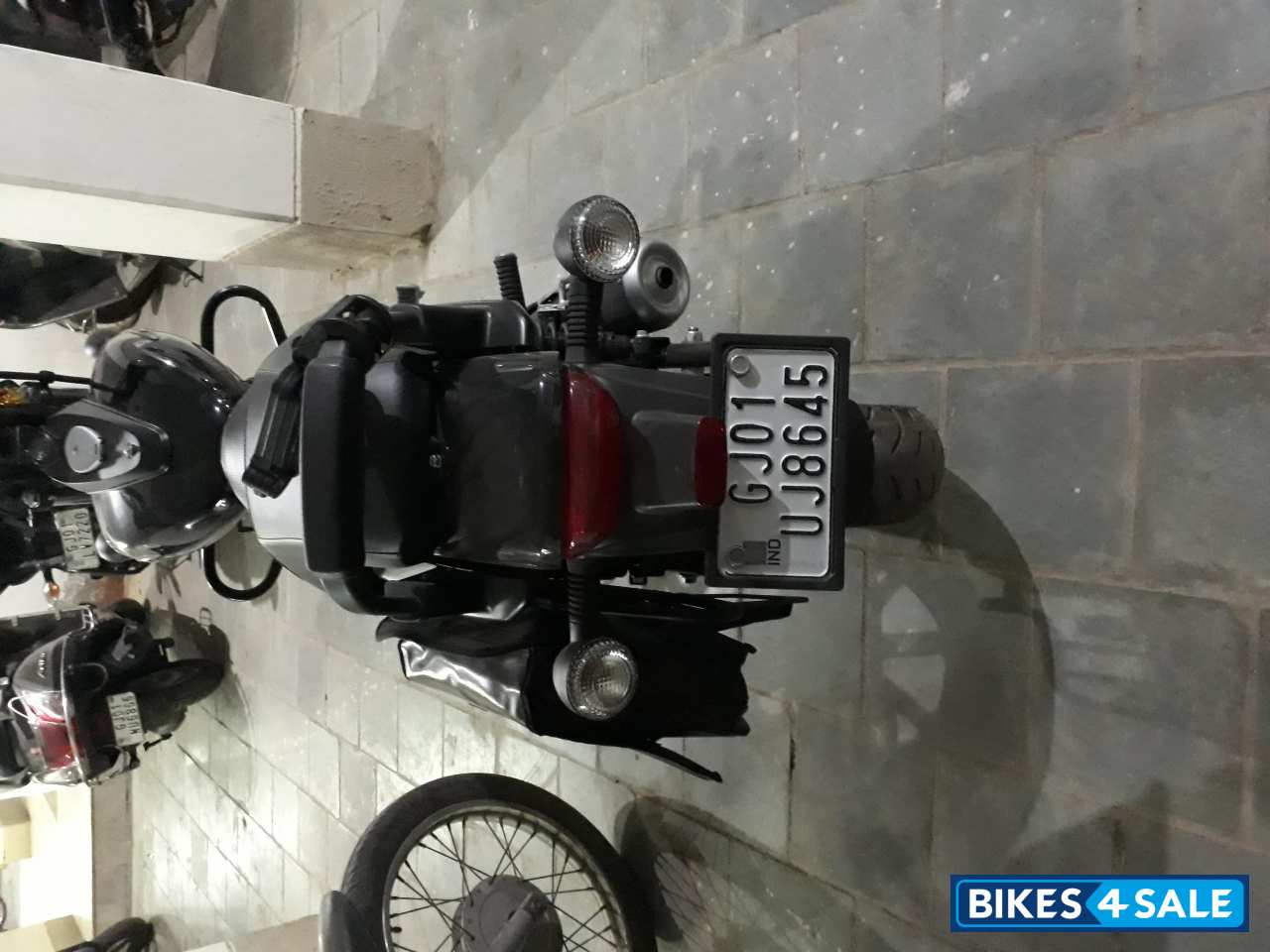 Black Bajaj Avenger 180 DTS-i