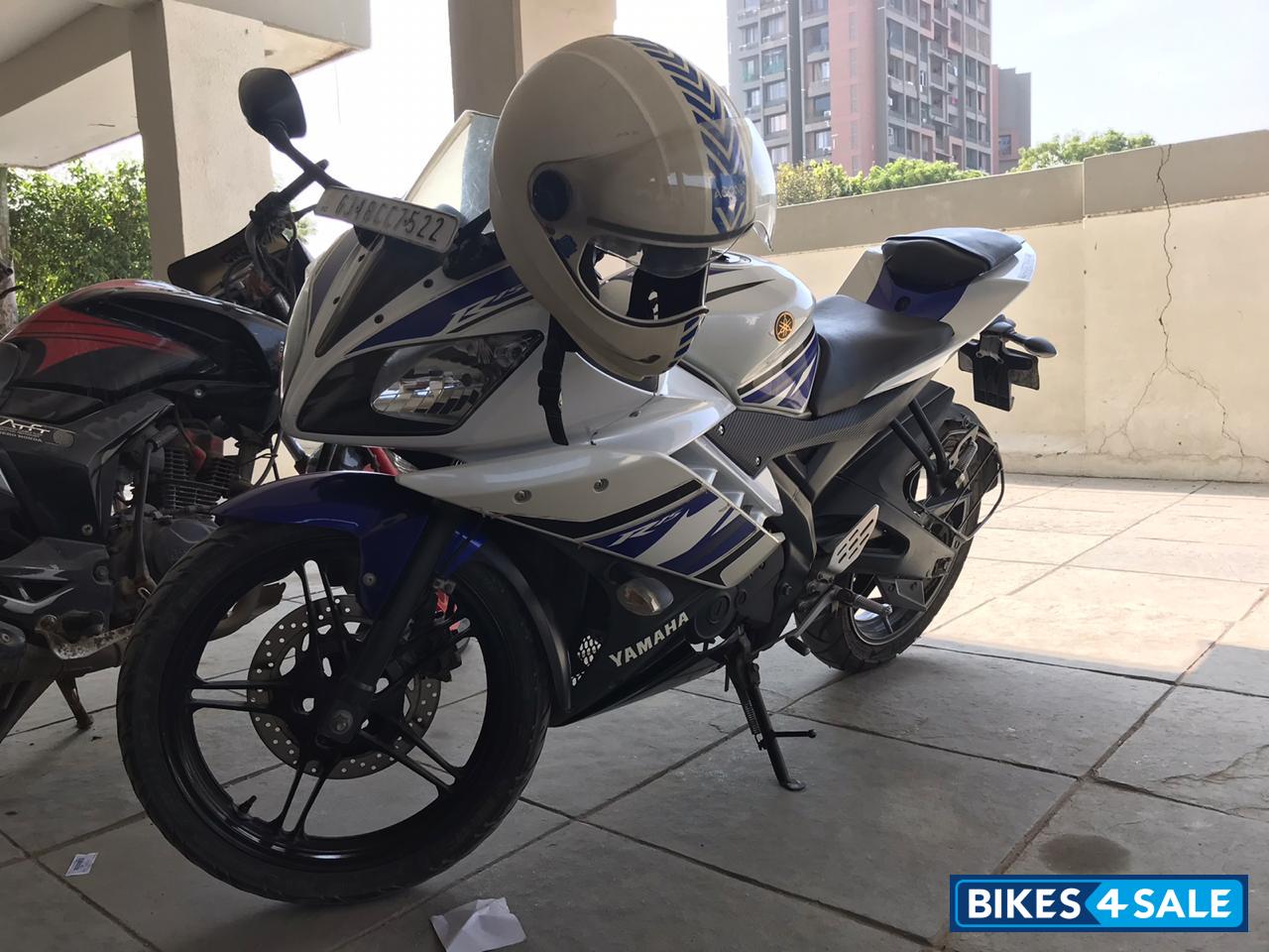 White Blue Yamaha YZF R15 V2