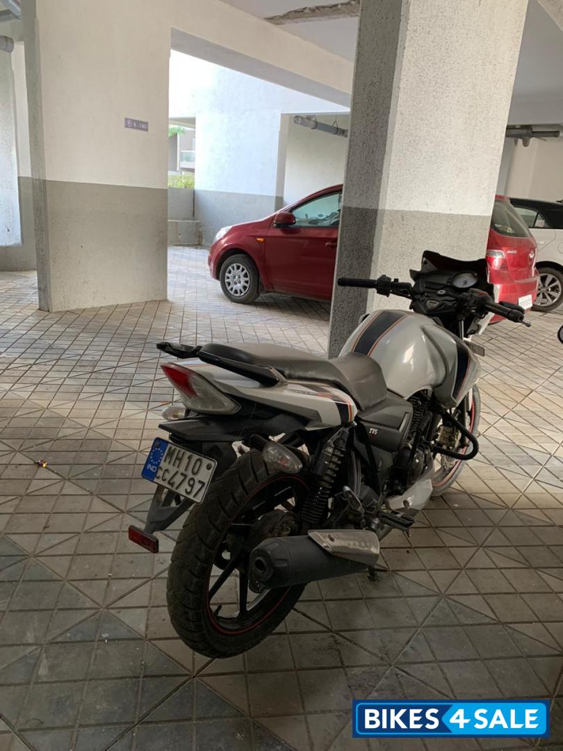 White TVS Apache RTR 160