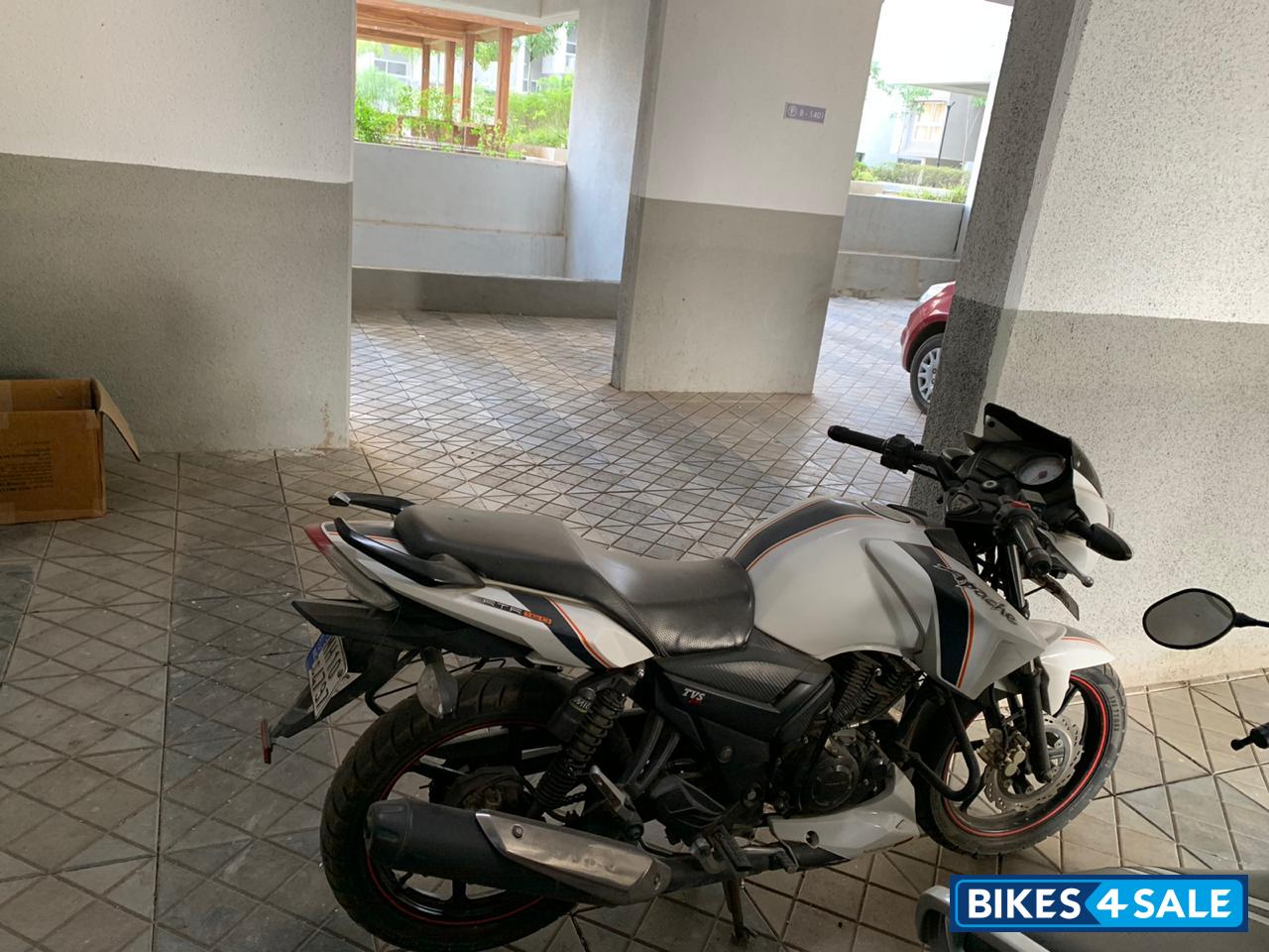 White TVS Apache RTR 160