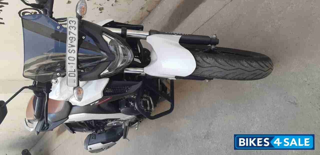 White Limited Edition Yamaha FZ25