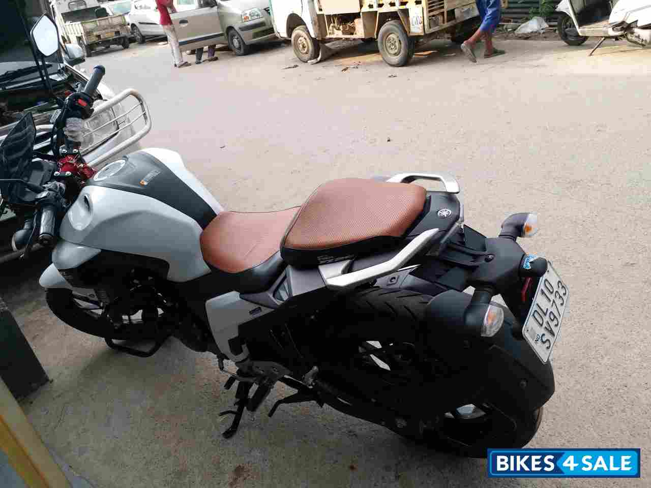 White Limited Edition Yamaha FZ25