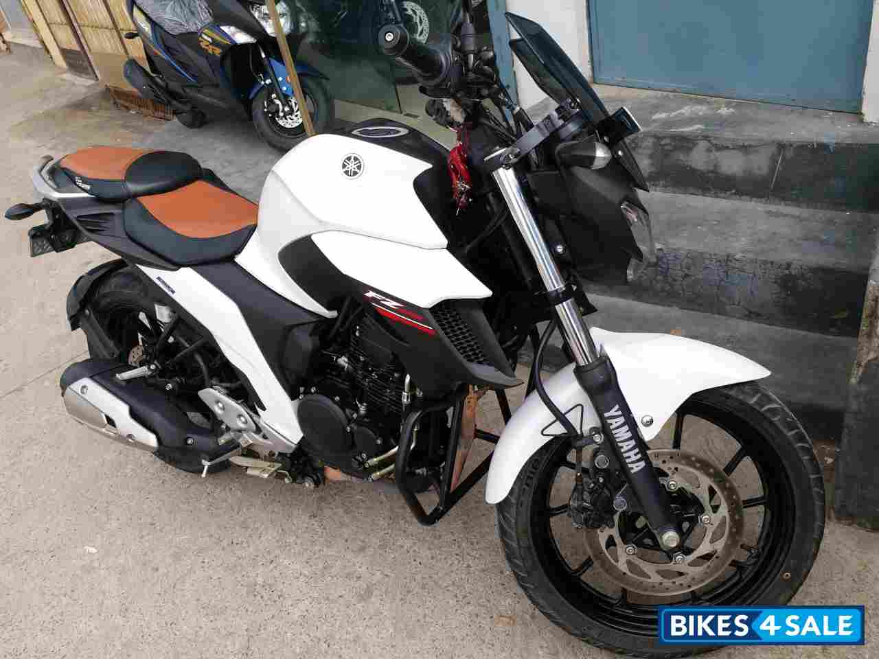 White Limited Edition Yamaha FZ25