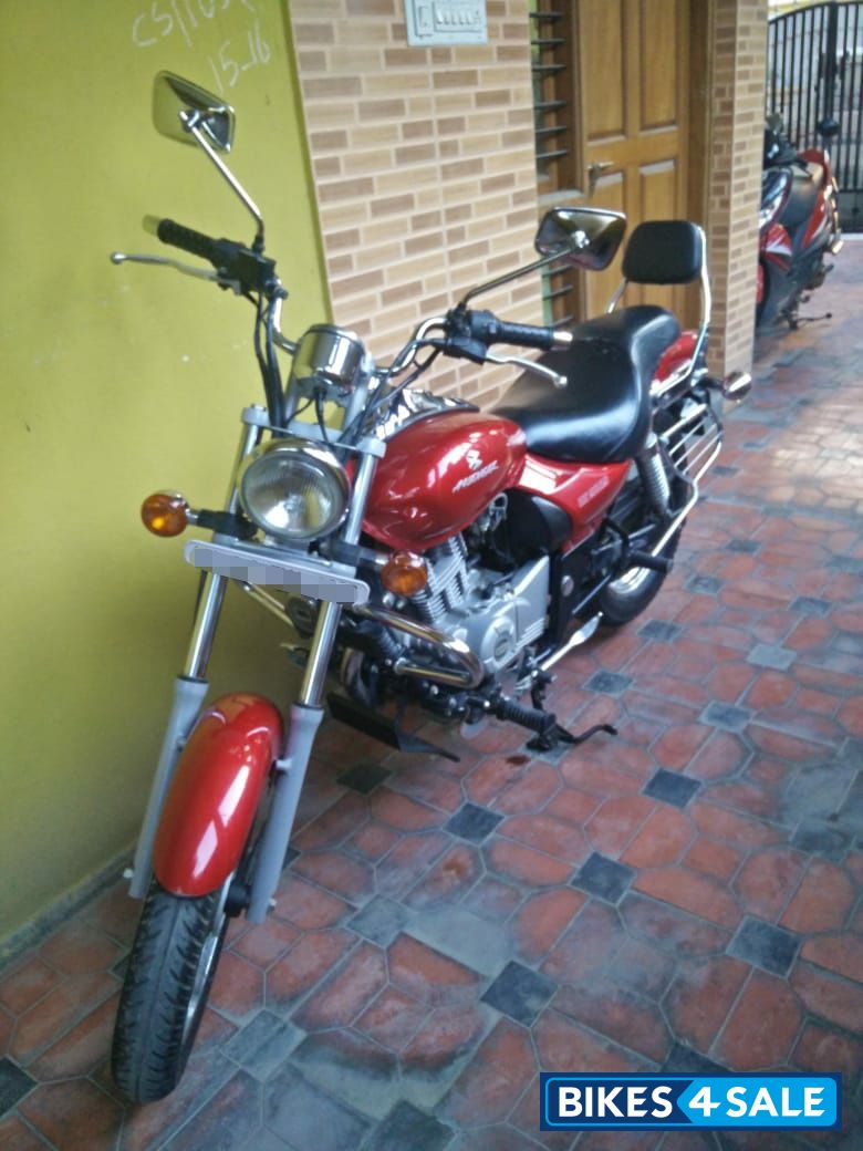 Red Bajaj Avenger 220 DTS-i